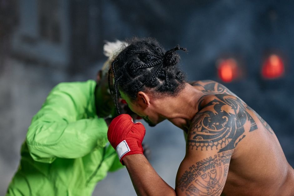 How UFC Gloves Affect Knockouts: Foam Design, Eye Pokes, and Hand Injuries Explained